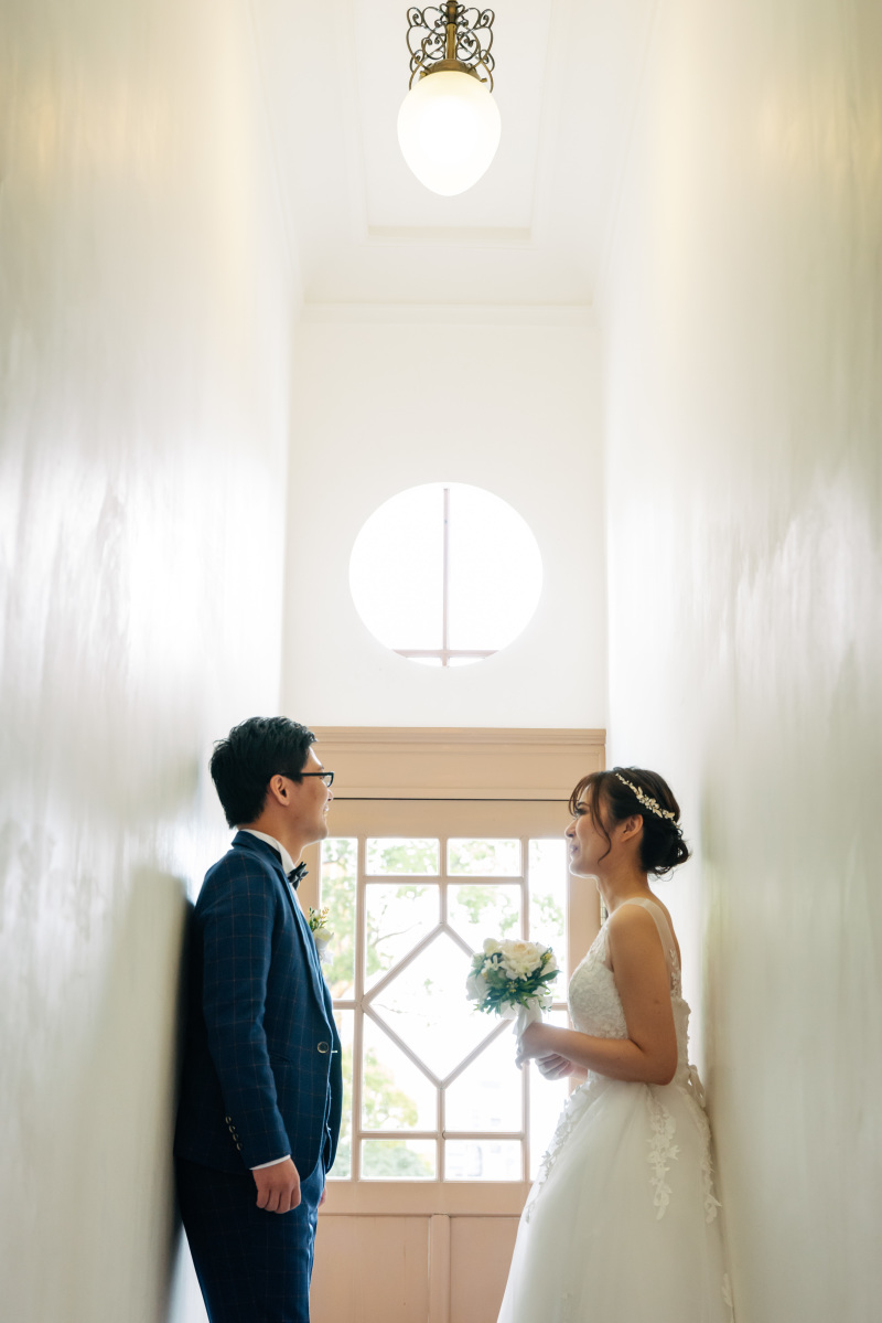 壁に寄りかかって