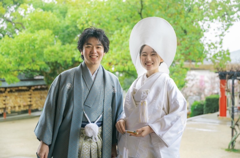 境内の豊かな緑に映える、純白のドレスアップ