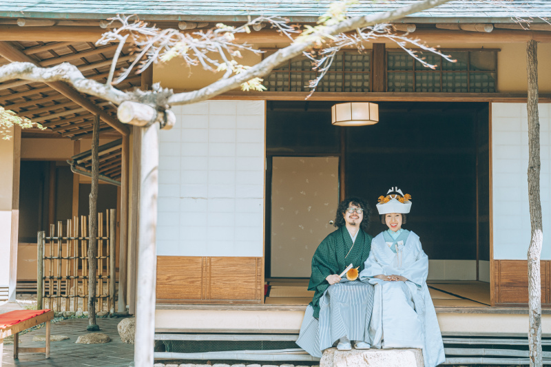 四季を感じる縁側で、自然体な笑顔あふれるひととき