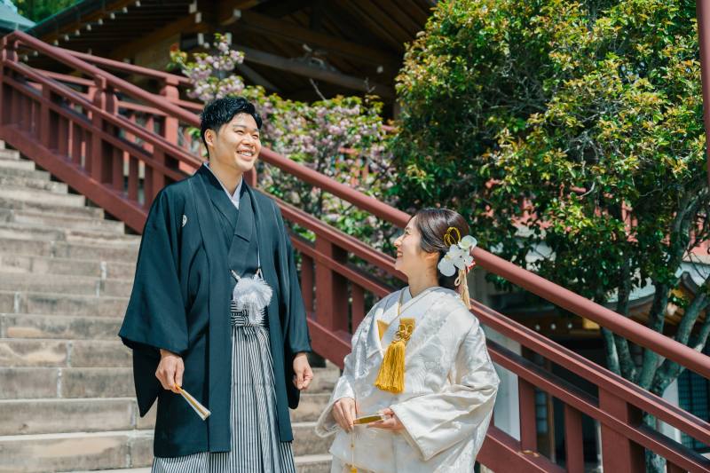 神社での和装撮影。階段で魅せる笑顔の立ち姿