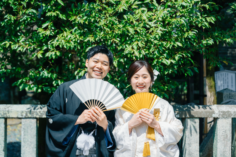 青葉に包まれて。扇子で可愛くおすましショット