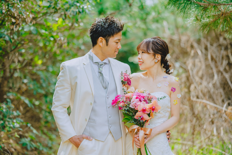 奈多海岸の自然に囲まれて。タキシードとドレス姿