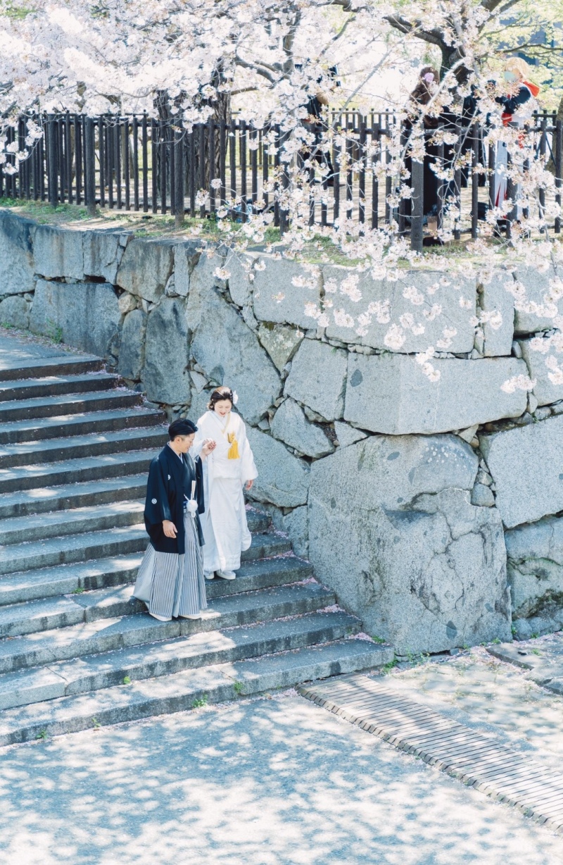 手を取り合って