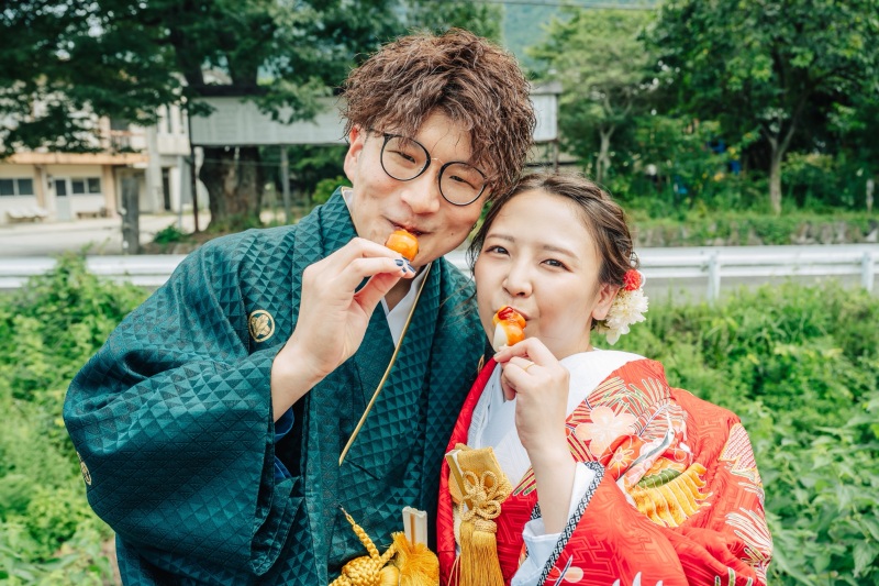 仲良くお団子をパクッ!