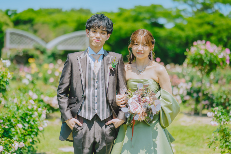 バラ香るガーデンで。ピスタチオグリーンのドレス