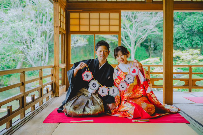 ガーランドを添えた正座ショット