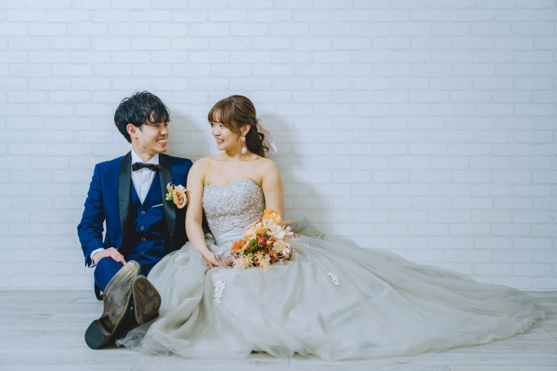 スタジオの床に座って。見つめ合う、笑顔の時間