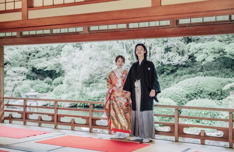 緑鮮やかな歴史ある庭園を背景に