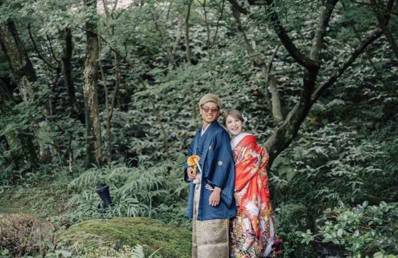 美しい日本庭園をバックに笑顔で！