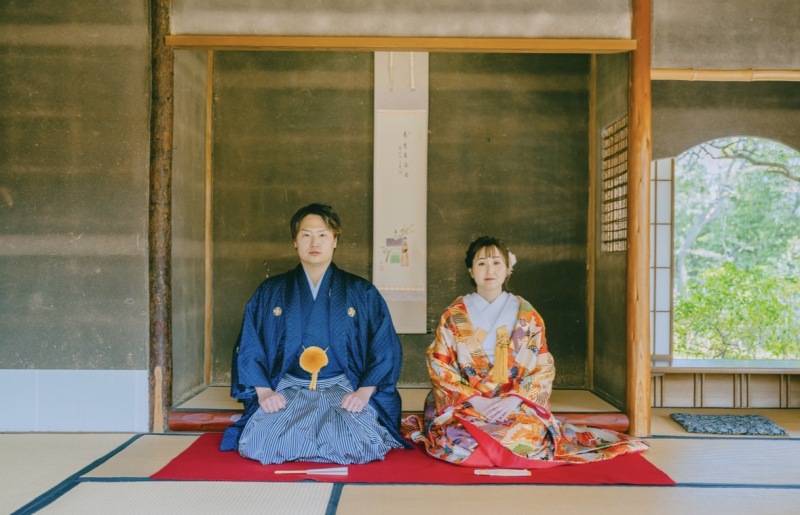 凛とした美しさ。正座で迎える正統派和装