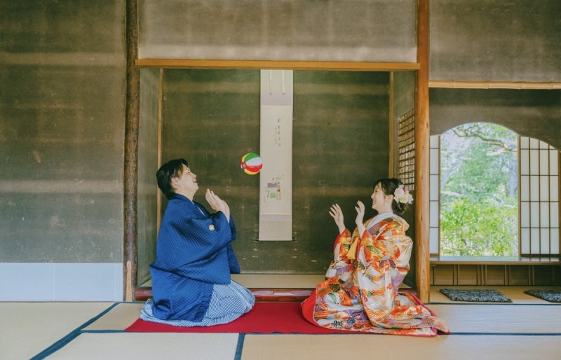 松風園の和室で。笑顔あふれる紙風船ショット