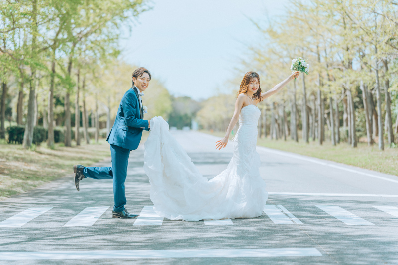 横断歩道で見せるおふちゃめポーズ