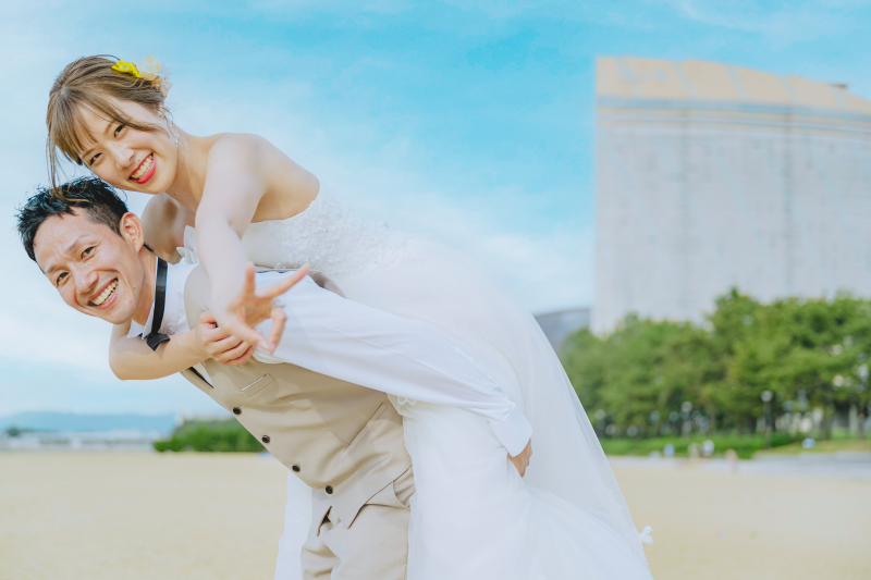 おんぶでピース！自然体な笑顔あふれる一枚