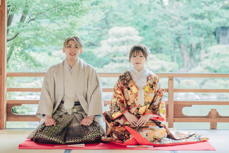 和装で背筋を伸ばして