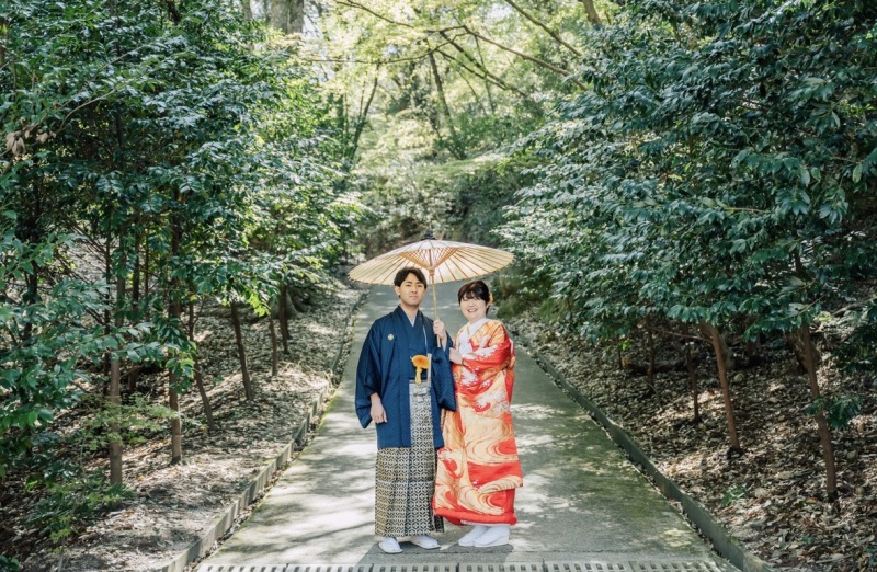 光溢れる並木道で番傘を差した立ち姿