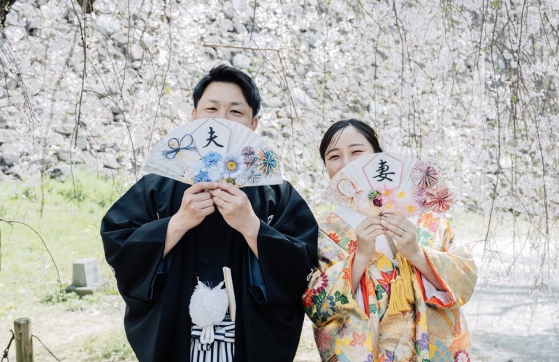 扇子で可愛くポーズ！