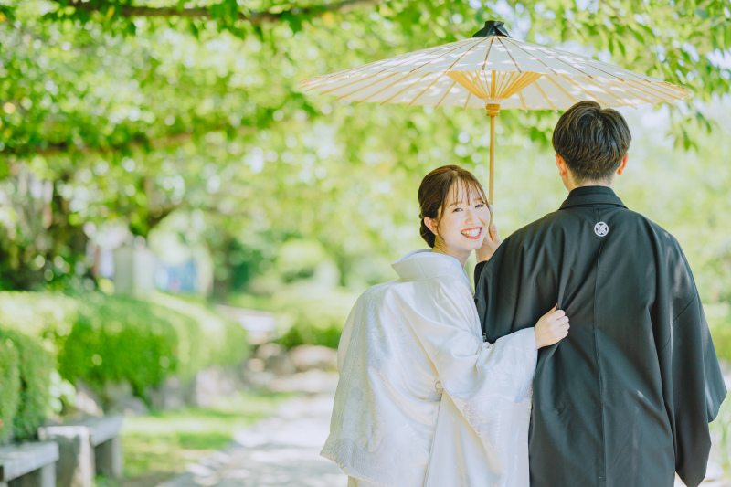 鮮やかな新緑に包まれて。和装で寄り添う後ろ姿