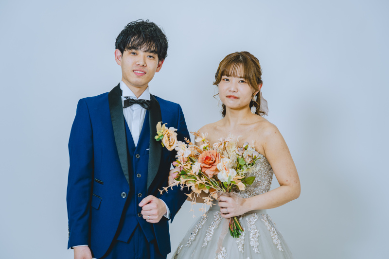 フォーマルなスタジオ撮影。上品なグレーのドレス