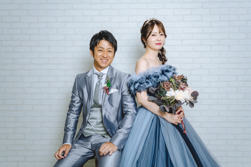 タキシードとブルーのドレスで