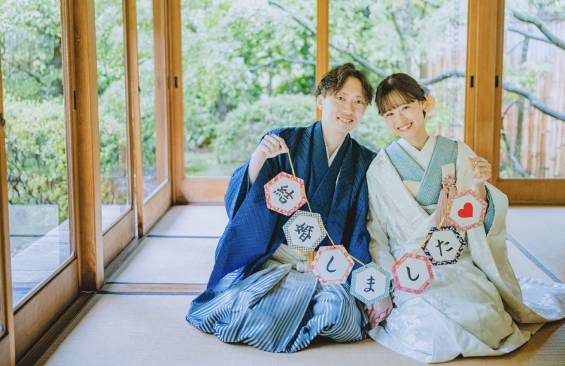 ガーランドを持ってニッコリ和装