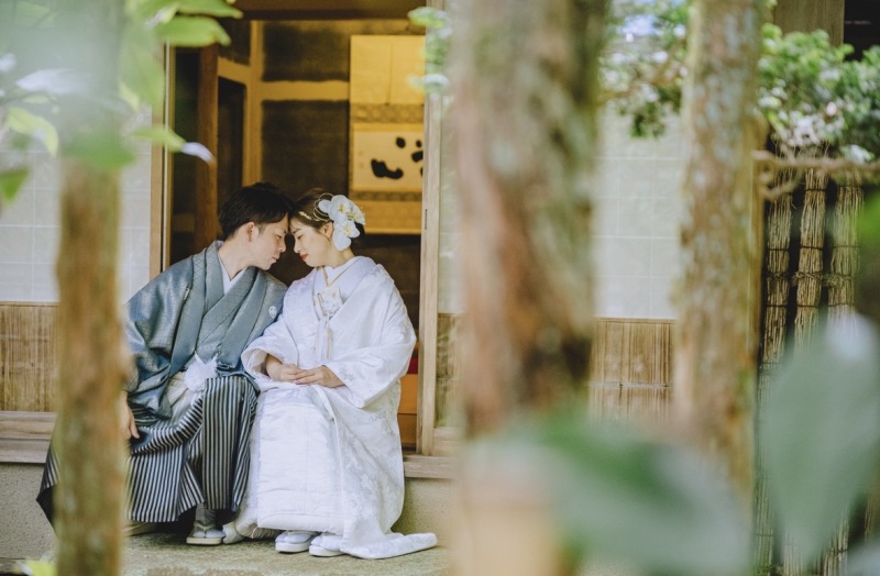 縁側で寄り添う、静寂の和装ポートレート