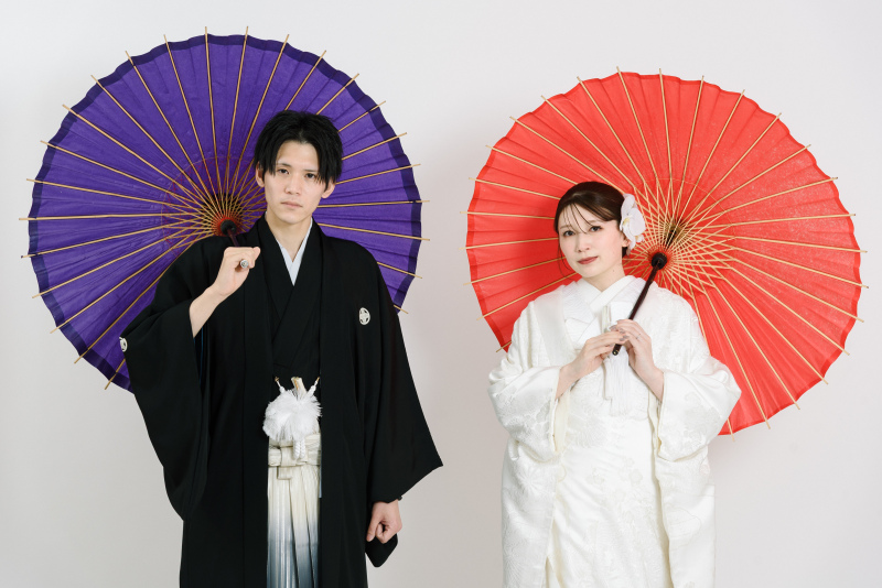 鮮やかな和傘が映える、王道の和装スタジオショット