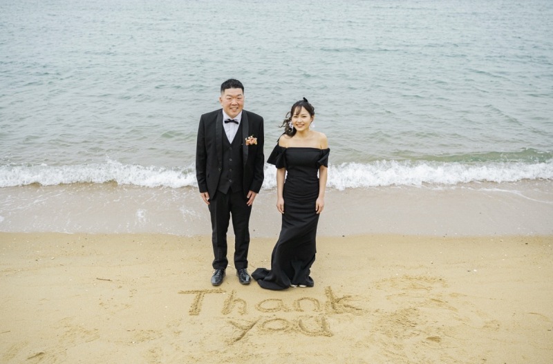 砂浜に描く感謝の言葉。海辺のロケフォト