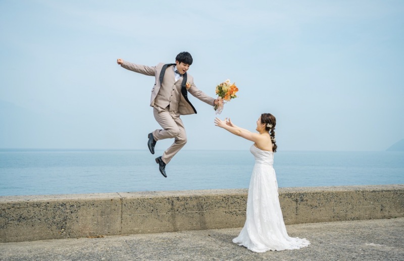 海をバックに大ジャンプ！遊び心満点のロケ