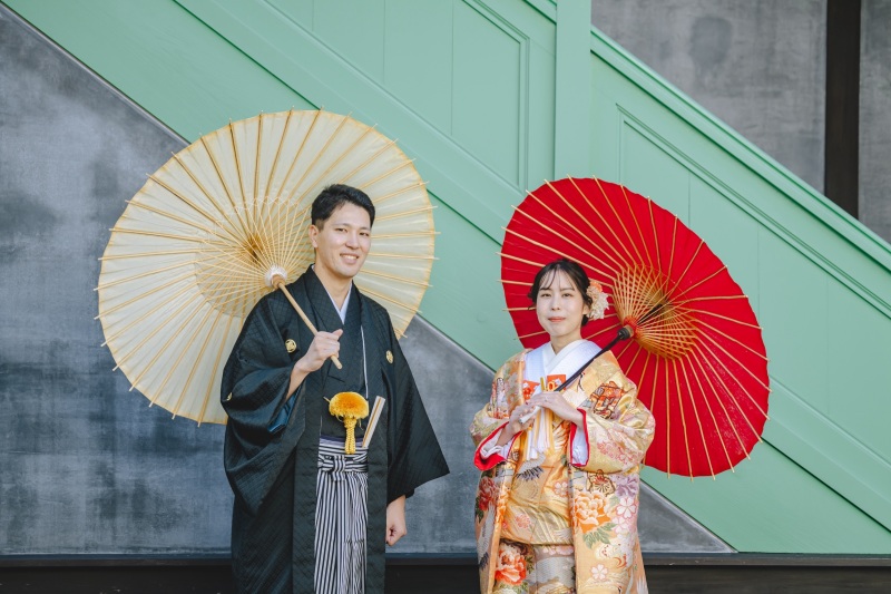 番傘を手に佇む夫婦の肖像