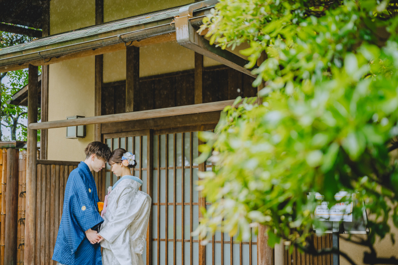 おでこを寄せて静かに見つめ合うお二人。