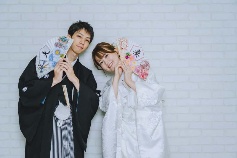 扇子で可愛く演出！白無垢&times;紋付袴の王道和装フォト