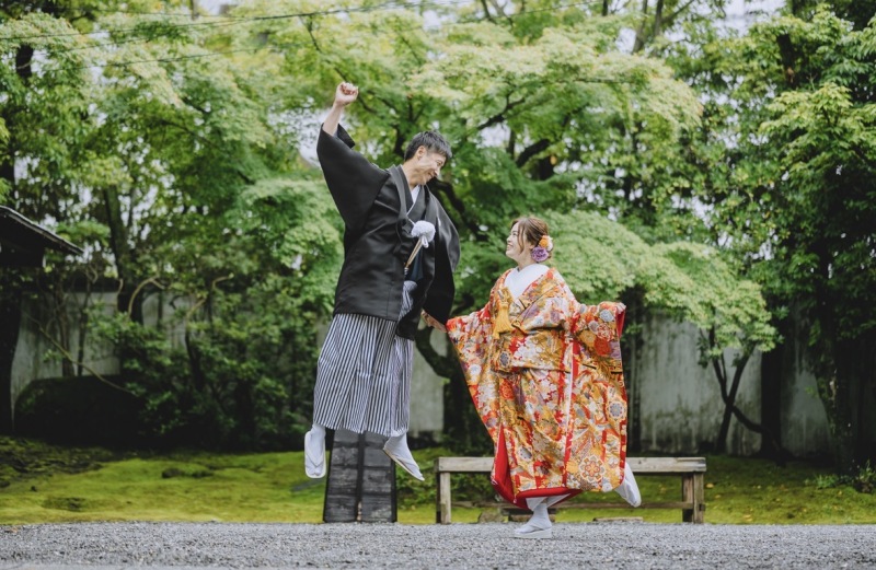 和装で元気にジャンプ！笑顔弾ける躍動感の一枚