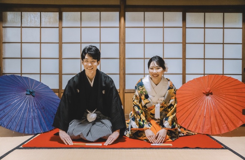 和傘を添えて華やかに。大人の「正座ショット」