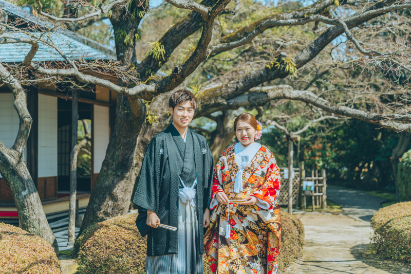 情緒あふれる庭園で、伝統的な立ち姿 