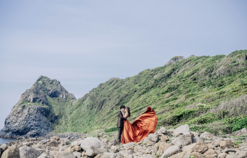 ダイナミックな岩壁。ドレスが風に舞う瞬間