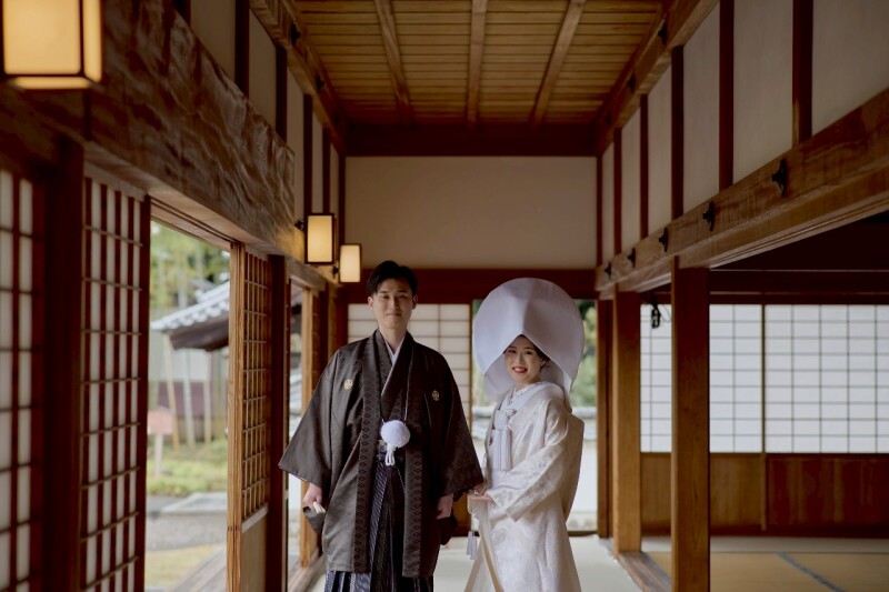 日本の伝統美を背景に、お二人の新たな門出