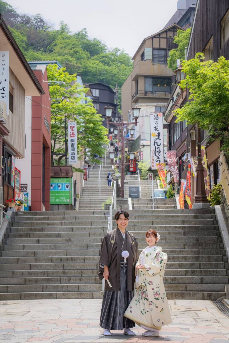 伊香保石段街を背景に