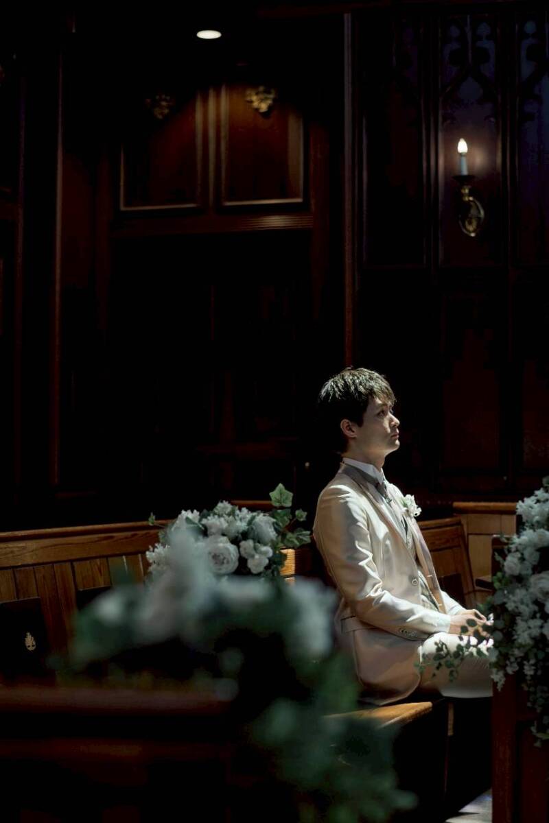 重厚なチャペルに映える、凛とした佇まい。