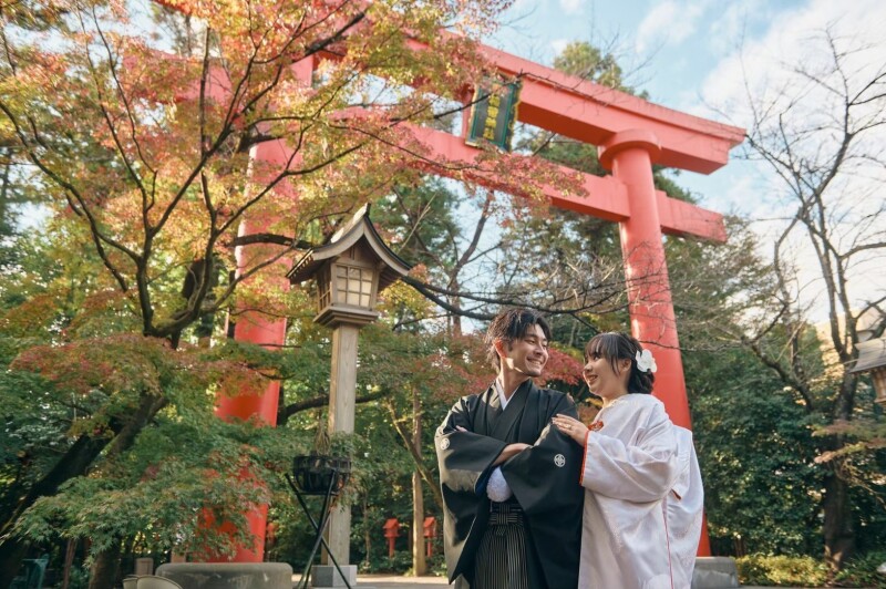 冠稲荷神社の荘厳な大鳥居を背景に