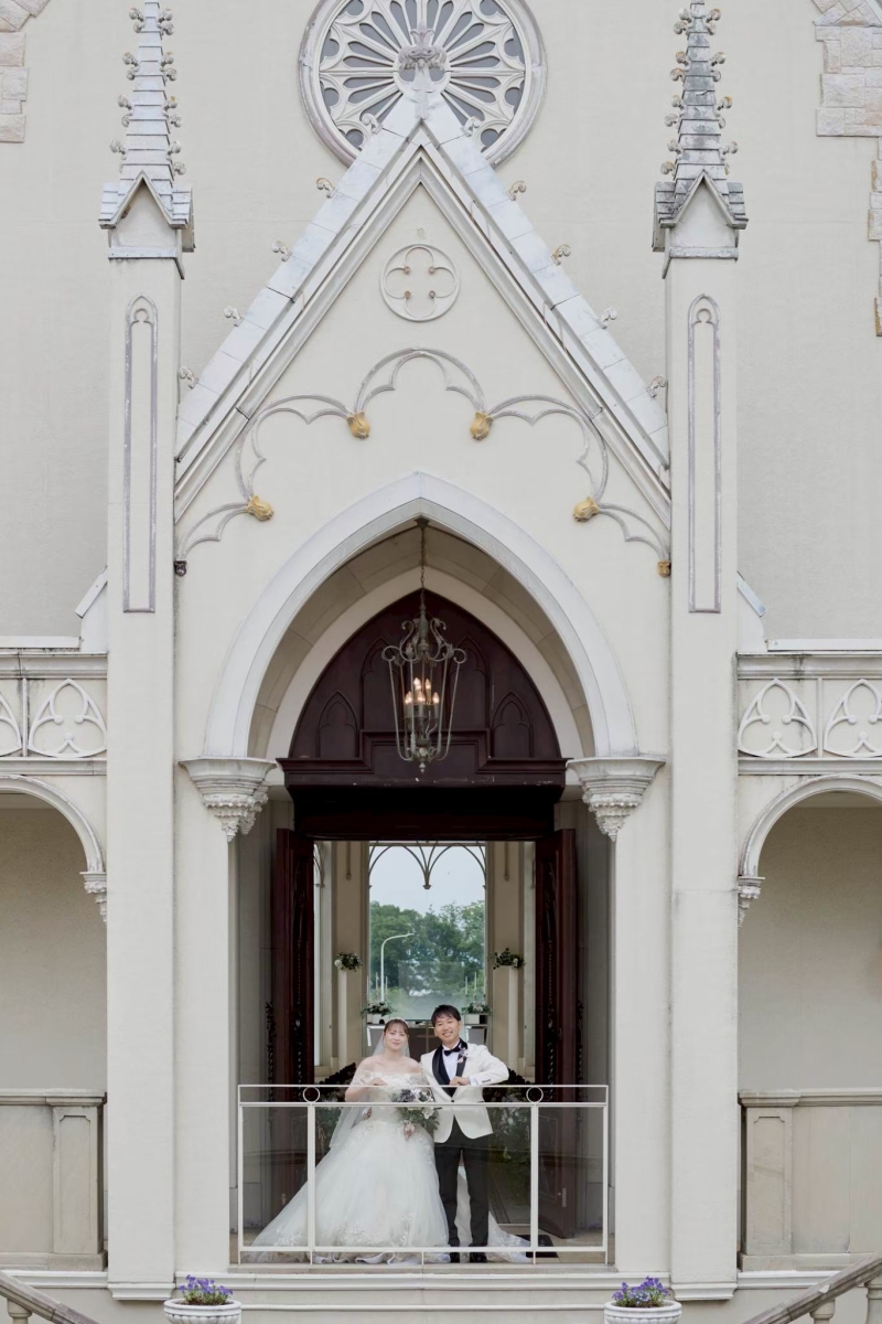 バルコニーのアーチの下で