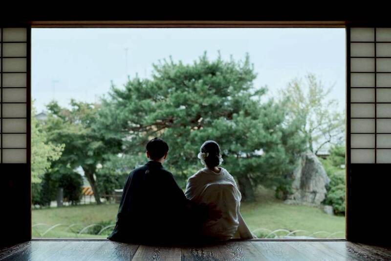 庭園を望む和装後ろ姿ショット