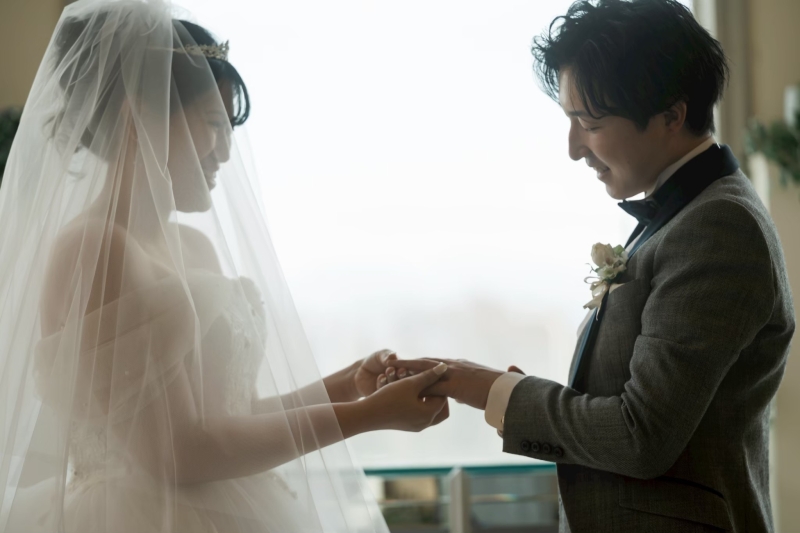 笑顔で見つめ合う、お二人の神聖な誓い