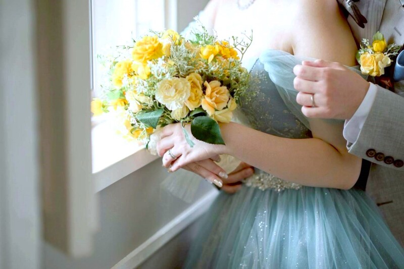 イエローブーケが映える洋装スタジオフォト　