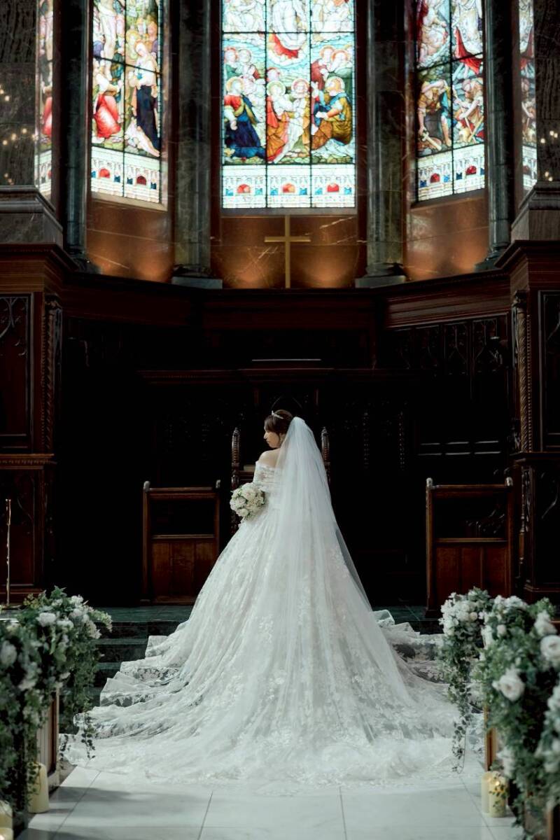 荘厳なステンドグラスの光に包まれて。