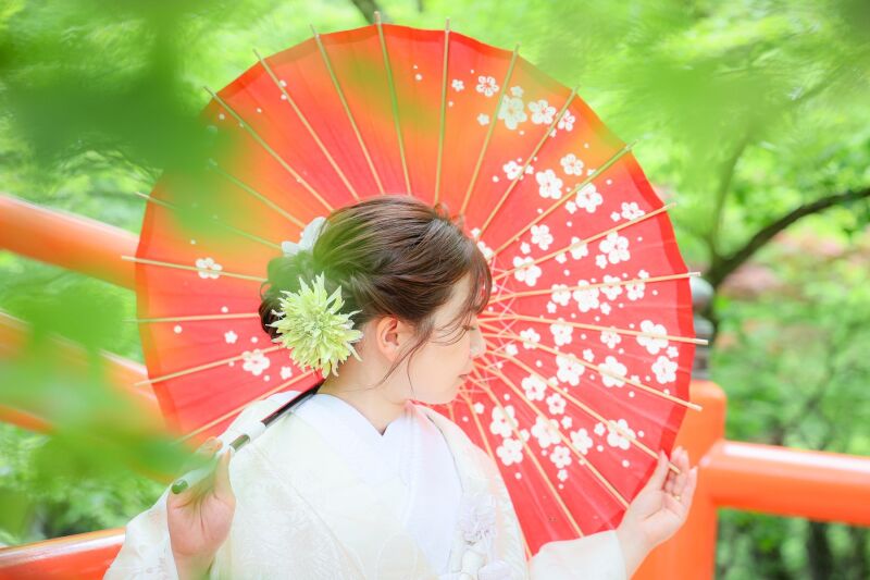 朱傘が映える白無垢姿
