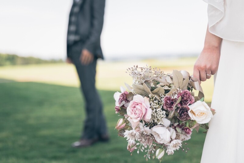 手にしたブーケの先にいるのは、たったひとりの人♡