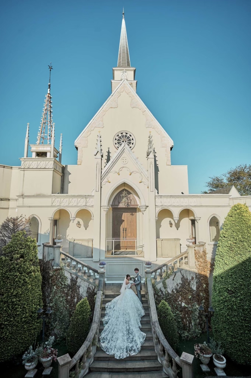 重厚感あふれる大聖堂の階段で　