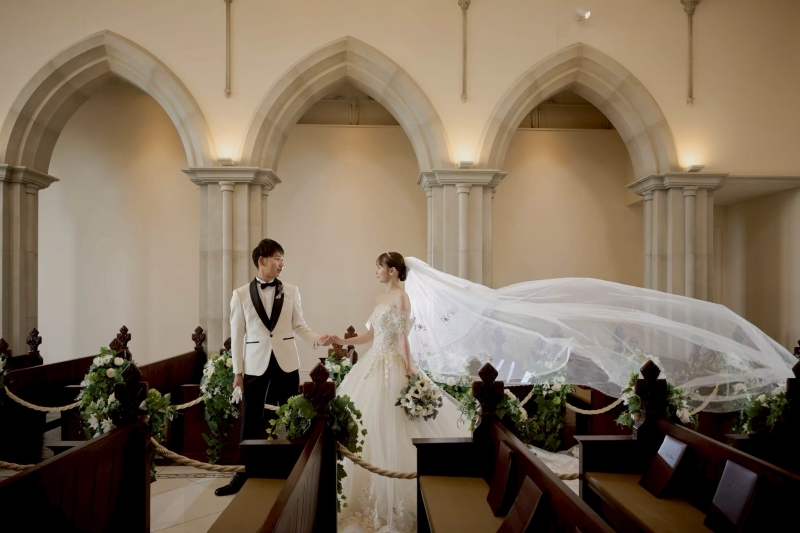 バージンロードをすすむ二人