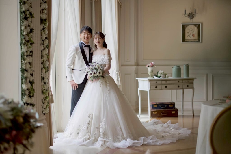 カーテン越しの光が笑顔をふわり