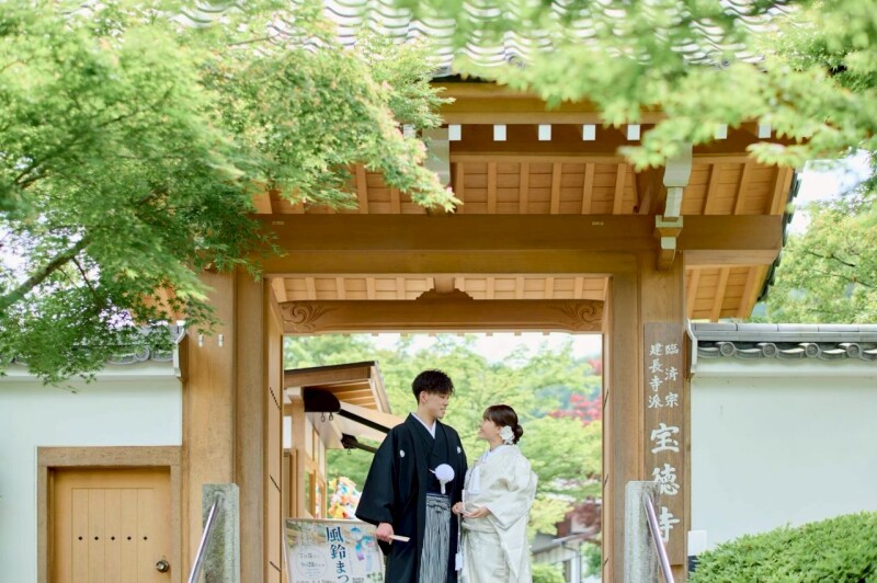 歴史ある宝徳寺の門の下で並ぶおふたり